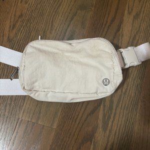 Lululemon Everywhere Belt Bag 2022 White